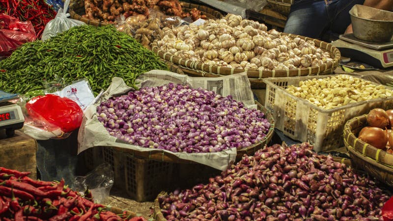 Viele Vielzahlbestandteile für das Kochen des Bedarfs im traditionellen Markt lizenzfreie stockfotos Viele Vielzahlbestandteile für das Kochen des Bedarfs im traditionellen Markt lizenzfreie stockfotos