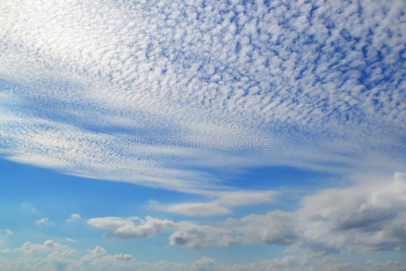 Viele weißen Wolken von verschiedenen Arten: Kumulus, Federwolke, überlagerte hoch im blauen Himmel stockbild Viele weißen Wolken von verschiedenen Arten: Kumulus, Federwolke, überlagerte hoch im blauen Himmel stockbild