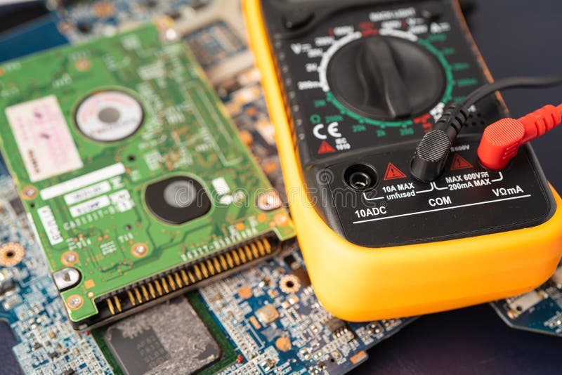 Vielfachmessgerät mit der Hauptausschusswartung, die Computerhardware repariert und Prüfung lizenzfreie stockfotografie