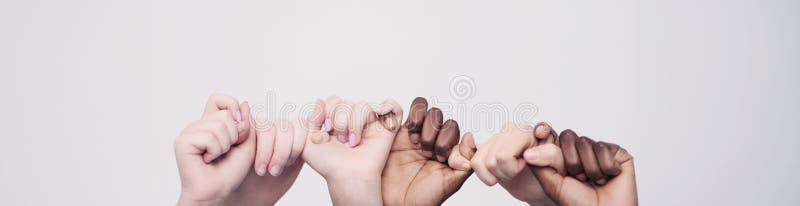 Vielfalt und solidarische Hände von Menschen mit weißem Hintergrund für Gleichheit oder Inklusion. Teambildung lizenzfreies stockbild