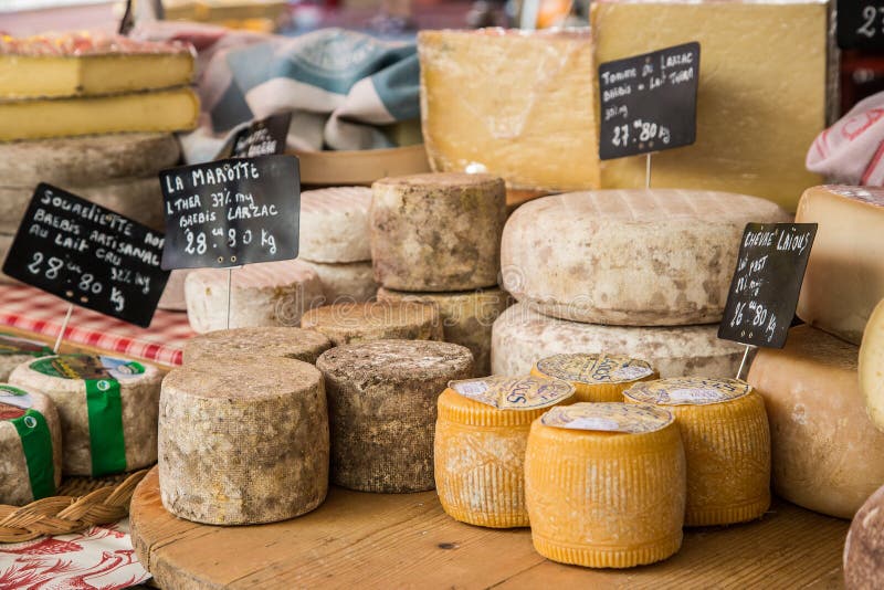 Vielzahl von französischen Käsen für Verkauf an einem Markt in Provence stockbild Vielzahl von französischen Käsen für Verkauf an einem Markt in Provence stockbild