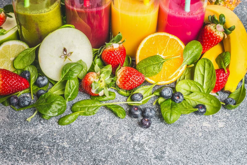 Vielzahl von frischen organischen Bestandteilen für bunte Smoothies oder die Saftherstellung stockbilder Vielzahl von frischen organischen Bestandteilen für bunte Smoothies oder die Saftherstellung stockbilder