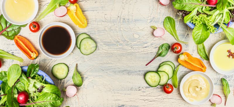 Vielzahl von gesunden Salat- und ankleidenbestandteilen auf hellem rustikalem Hintergrund, Draufsicht, Fahne stockfoto Vielzahl von gesunden Salat- und ankleidenbestandteilen auf hellem rustikalem Hintergrund, Draufsicht, Fahne stockfoto