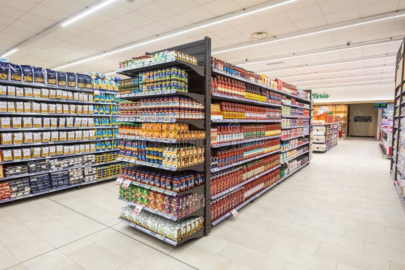 Vielzahl von konservierten Nahrungsmitteln, von Teigwaren und von anderen eingemachten Produkten Supermarktregale lizenzfreie stockbilder Vielzahl von konservierten Nahrungsmitteln, von Teigwaren und von anderen eingemachten Produkten Supermarktregale lizenzfreie stockbilder
