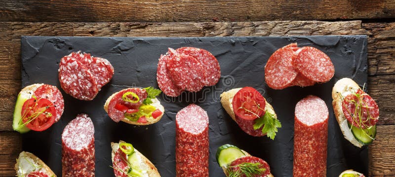 Vielzahl von Minisandwichen und von bruschettes stockfotografie Vielzahl von Minisandwichen und von bruschettes stockfotografie