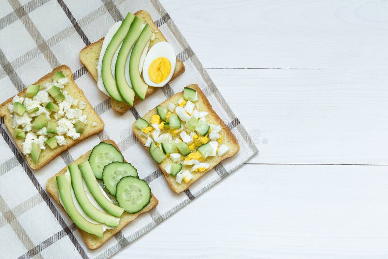 Vielzahl von Sandwichen zum Frühstück, Imbiss, Avocado, Ei, Frischkäse auf Brotsandwichen, weißer Hintergrund stockfoto Vielzahl von Sandwichen zum Frühstück, Imbiss, Avocado, Ei, Frischkäse auf Brotsandwichen, weißer Hintergrund stockfoto