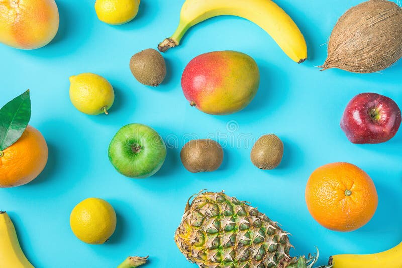 Vielzahl von verschiedenen tropischen und Saisonsommer-Früchten Ananas-Mango-Kokosnuss-Orangen-Zitronen-Äpfel Kiwi Bananas Scatte stockfotos Vielzahl von verschiedenen tropischen und Saisonsommer-Früchten Ananas-Mango-Kokosnuss-Orangen-Zitronen-Äpfel Kiwi Bananas Scatte stockfotos