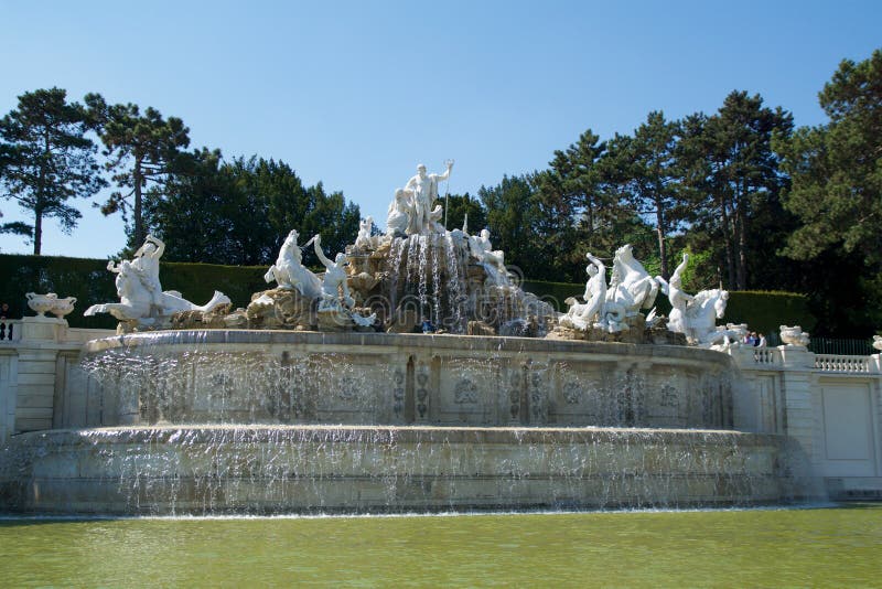 VIENA, AUSTRIA - 30 de abril de 2017: Fuente Neptunbrunnen de Neptuno en el gran parterre del parque público de Schoenbrunn fotos de archivo VIENA, AUSTRIA - 30 de abril de 2017: Fuente Neptunbrunnen de Neptuno en el gran parterre del parque público de Schoenbrunn fotos de archivo