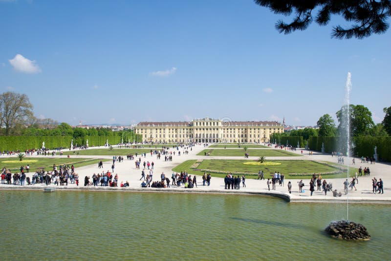 VIENA, AUSTRIA - 30 de abril de 2017: Palacio de Schonbrunn con la fuente de Neptuno en Viena Él ` s un cuarto imperial anterior fotografía de archivo VIENA, AUSTRIA - 30 de abril de 2017: Palacio de Schonbrunn con la fuente de Neptuno en Viena Él ` s un cuarto imperial anterior fotografía de archivo