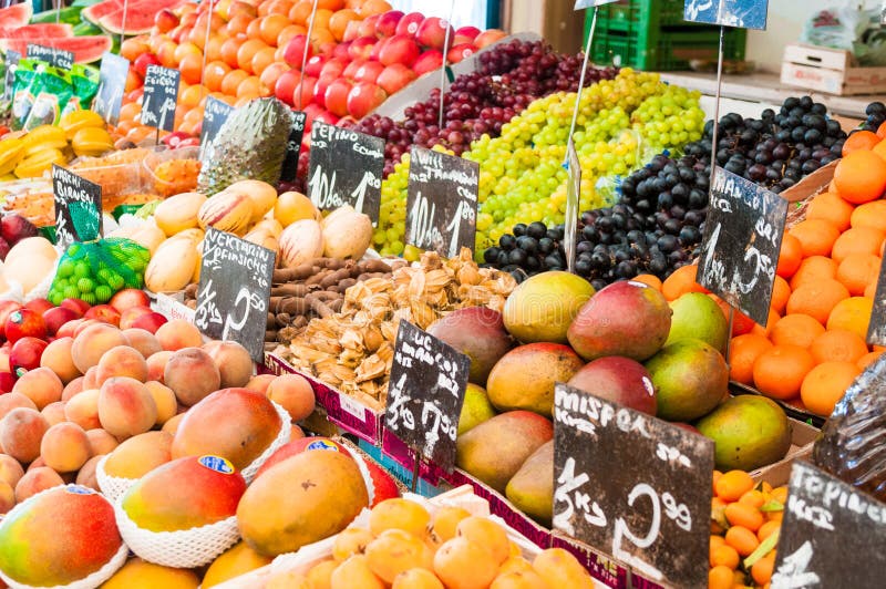 VIENA, AUSTRIA - 22 DE ABRIL DE 2016: Parada de la fruta en un mercado Naschm imagen de archivo VIENA, AUSTRIA - 22 DE ABRIL DE 2016: Parada de la fruta en un mercado Naschm imagen de archivo