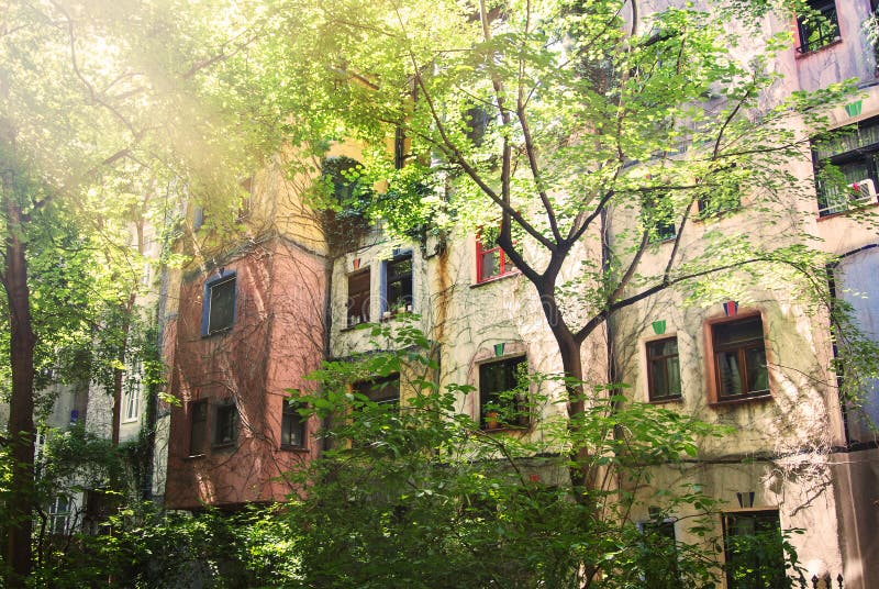 VIENA, AUSTRIA - 29 DE JULIO DE 2016: Hundertwasserhaus, un edificio famoso en el centro de Viena imagenes de archivo VIENA, AUSTRIA - 29 DE JULIO DE 2016: Hundertwasserhaus, un edificio famoso en el centro de Viena imagenes de archivo