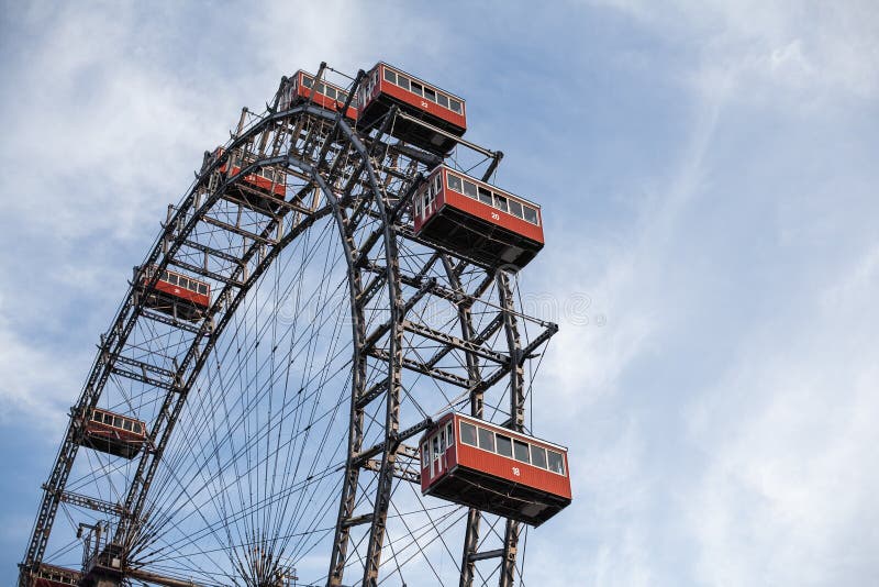 Viena, Austria 5 de junio de 2018: Gigante Ferris Wheel Wiener Riesenrad de Prater a partir de 1897, señal histórica de la ciudad imagen de archivo libre de regalías Viena, Austria 5 de junio de 2018: Gigante Ferris Wheel Wiener Riesenrad de Prater a partir de 1897, señal histórica de la ciudad imagen de archivo libre de regalías