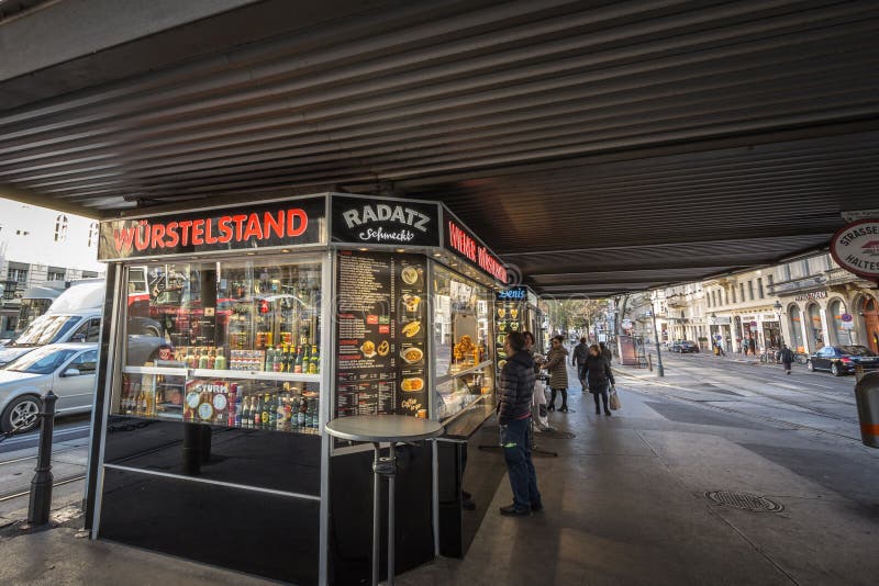 VIENA, AUSTRIA - 6 DE NOVIEMBRE DE 2019: Puesto de Wurstelstand austriaco en el centro de Viena Los Wurstelestde son salchichas fotos de archivo