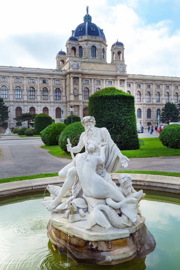 Viena, Austria - fuente delante del museo de la historia natural en la ciudad vieja foto de archivo Viena, Austria - fuente delante del museo de la historia natural en la ciudad vieja foto de archivo