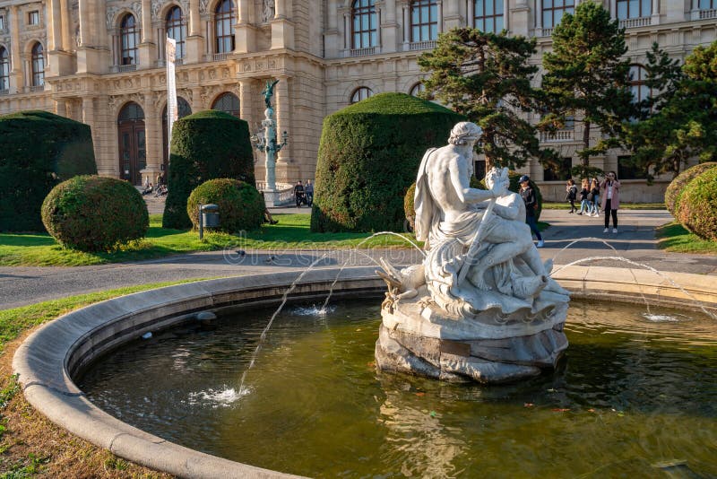 Viena, Austria - 25 10 2019: Fuente frente al Museo de Historia Natural o Historias Naturales en Viena, Austria fotos de archivo libres de regalías Viena, Austria - 25 10 2019: Fuente frente al Museo de Historia Natural o Historias Naturales en Viena, Austria fotos de archivo libres de regalías