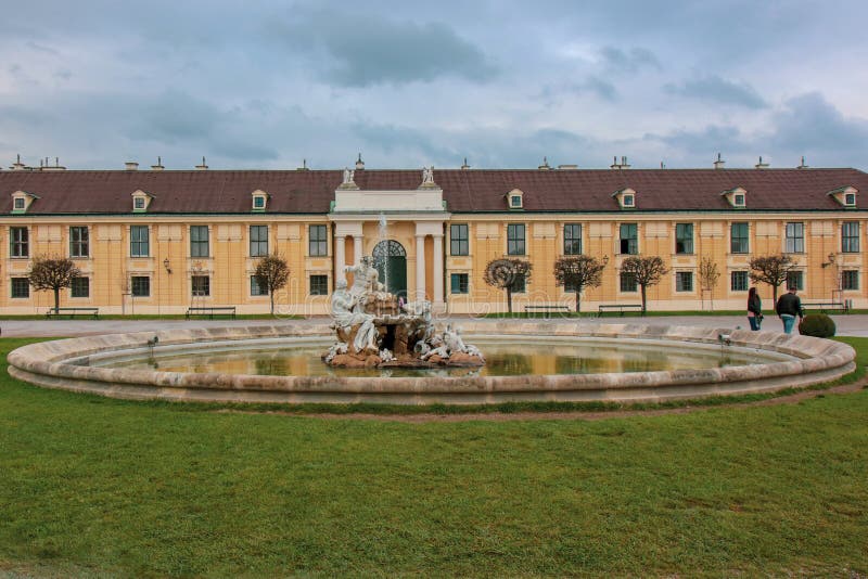Viena, Austria. La Fuente frente al Museo de Historia Natural. La ciudad vieja es un sitio del patrimonio mundial de la UNESCO foto de archivo Viena, Austria. La Fuente frente al Museo de Historia Natural. La ciudad vieja es un sitio del patrimonio mundial de la UNESCO foto de archivo