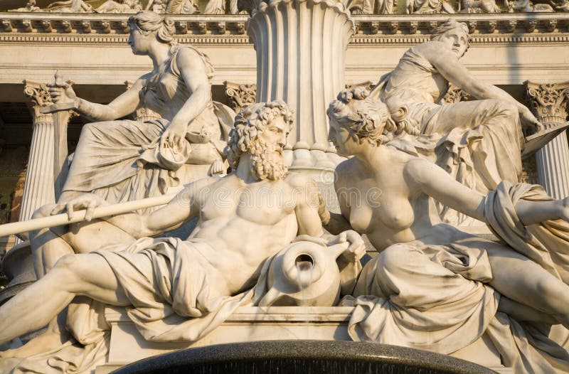 Viena - detalhe da fonte de Pallas Athena imagem de stock royalty free Viena - detalhe da fonte de Pallas Athena imagem de stock royalty free