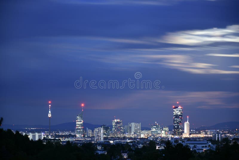 Viena Donaucity en la noche foto de archivo Viena Donaucity en la noche foto de archivo
