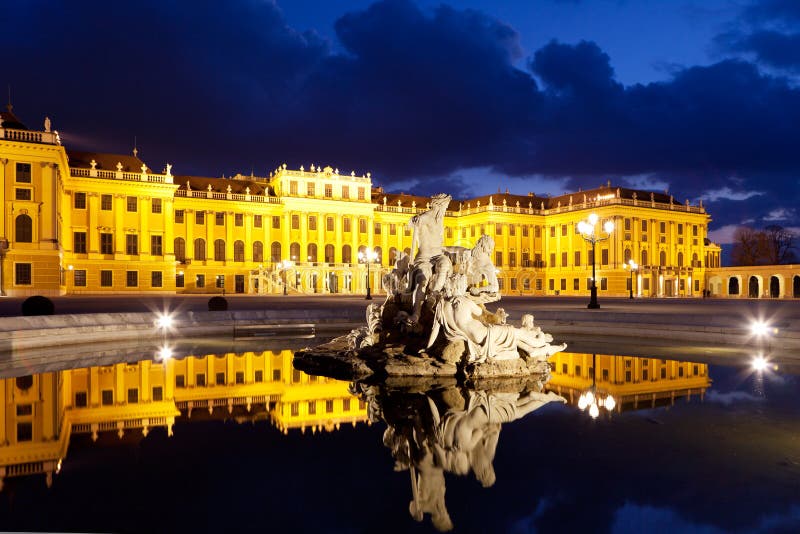 Resultado de imagen para palacio de schönbrunn de noche