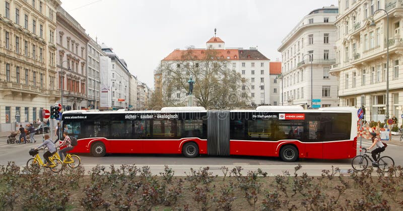 Viena, Áustria - 15 de abril de 2018: Ônibus vermelho na rota fotos de stock royalty free Viena, Áustria - 15 de abril de 2018: Ônibus vermelho na rota fotos de stock royalty free