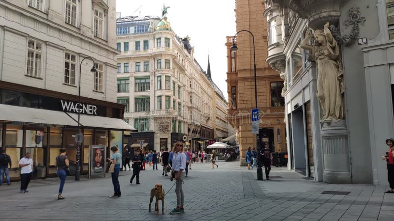 Viena, Áustria - 15 de setembro de 2018: O tempo passa na rua Tuchlauben com vista para a loja Rolex boutique Wagner, Chanel