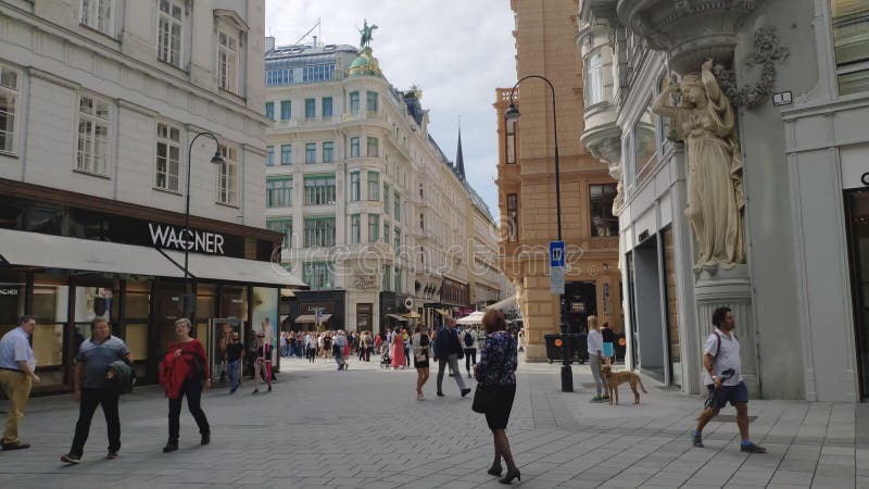 Viena, Áustria - 15 de setembro de 2018: O tempo passa na rua Tuchlauben com vista para a loja Rolex boutique Wagner, Chanel