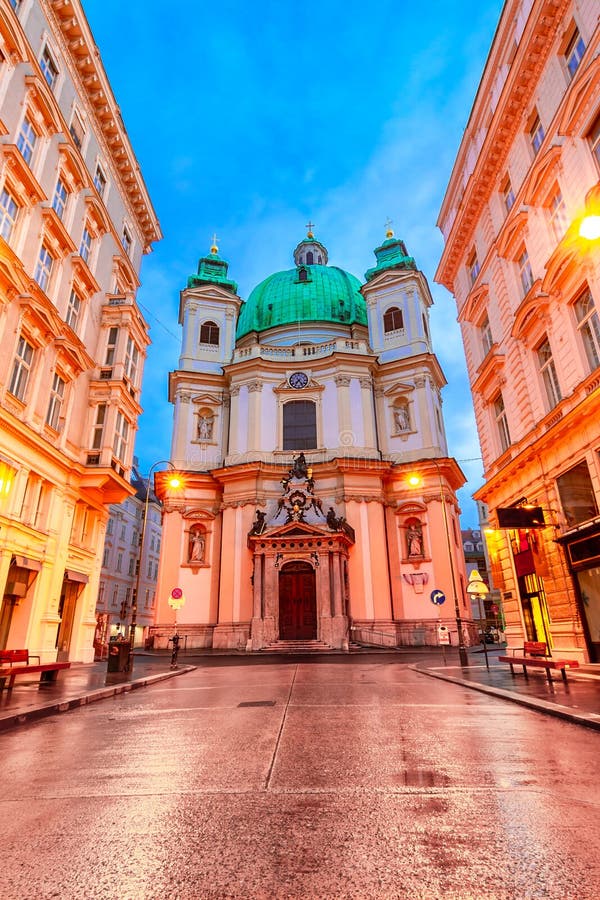 Viena, Áustria: Opinião da noite do St Peter Church, Peterskirche, um romano barroco - igreja paroquial católica imagem de stock royalty free Viena, Áustria: Opinião da noite do St Peter Church, Peterskirche, um romano barroco - igreja paroquial católica imagem de stock royalty free