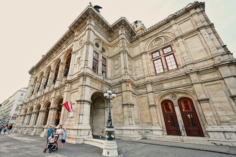 Viena áustria pode 17 2022 : mãe com filhos contra a casa de ópera de viena ou staatsoper imagens de stock royalty free