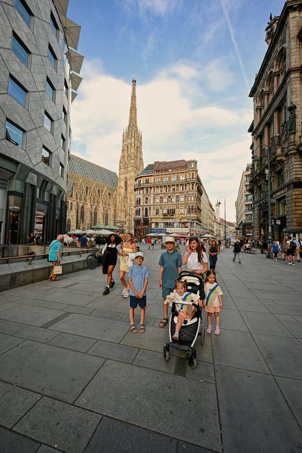 Viena áustria pode 17 2022 : mãe com filhos na rua central em viena foto de stock royalty free