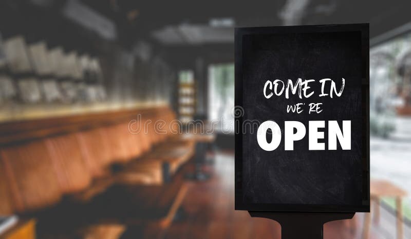 Vieni qui wersquo re openrsquo su cameriere del caffè in piedi di fronte al bar vintage immagine stock libera da diritti