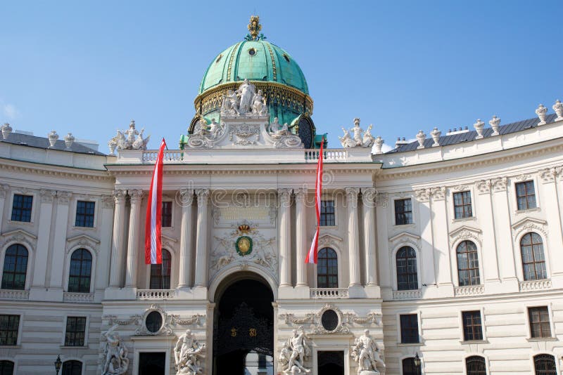 VIENNA, AUSTRIA - 29 aprile 2017: Entrata famosa del palazzo di Hofburg a Vienna Era il principale del ` dei Habsbourg fotografia stock VIENNA, AUSTRIA - 29 aprile 2017: Entrata famosa del palazzo di Hofburg a Vienna Era il principale del ` dei Habsbourg fotografia stock