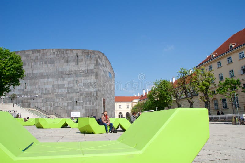 VIENNA, AUSTRIA - 29 aprile 2017: Museo Kunst moderno - museo di Mumok di arte moderna nel Museumquartier con i giovani fotografia stock libera da diritti VIENNA, AUSTRIA - 29 aprile 2017: Museo Kunst moderno - museo di Mumok di arte moderna nel Museumquartier con i giovani fotografia stock libera da diritti