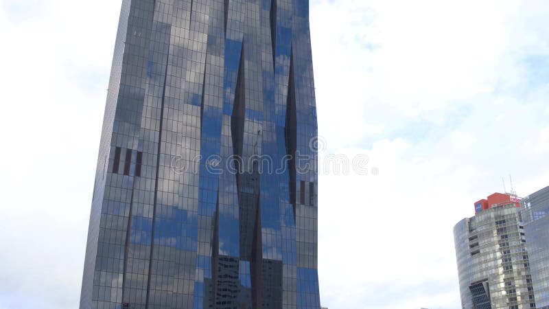 VIENNA, AUSTRIA - 24 DICEMBRE, 2016 Hyperlapse delle nuvole e del cielo blu di riflessione della torre della città di Donau Uffic