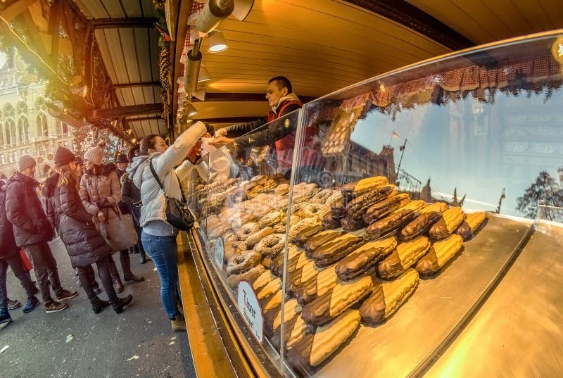 VIENNA, AUSTRIA - 26 DICEMBRE 2018 Il mercato di Natale davanti al comune di Rathaus, la gente che gode del tempo giusto a fotografia stock VIENNA, AUSTRIA - 26 DICEMBRE 2018 Il mercato di Natale davanti al comune di Rathaus, la gente che gode del tempo giusto a fotografia stock