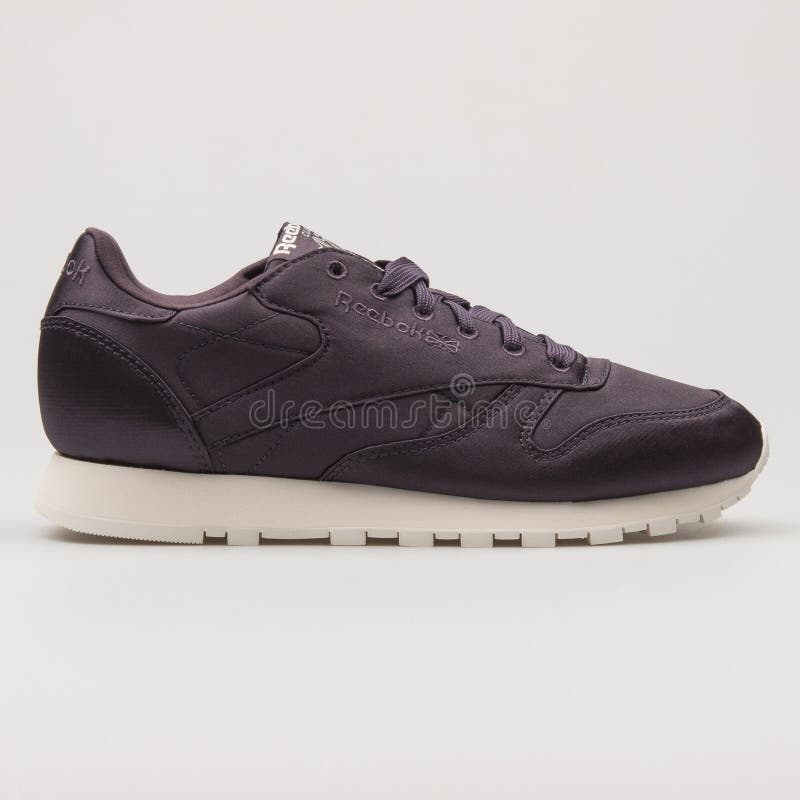 indlæg Klan frokost Reebok Classic Leather HW Pink and Rose Gold Sneaker Editorial Stock Image  - Image of leather, equipment: 181055049