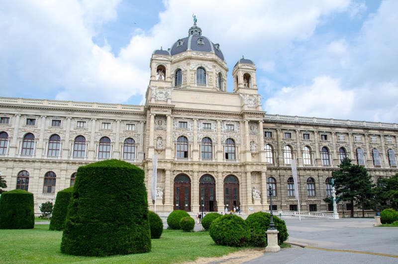 Vienna, Austria - 15 luglio 2013: L'inglese del museo di Kunsthistorisches: Museo di Art History, anche citato spesso come il mus fotografia stock libera da diritti Vienna, Austria - 15 luglio 2013: L'inglese del museo di Kunsthistorisches: Museo di Art History, anche citato spesso come il mus fotografia stock libera da diritti