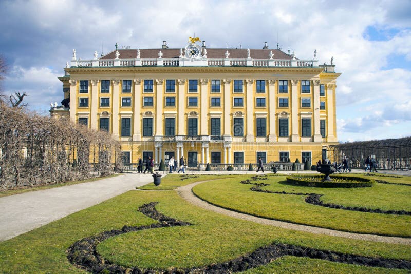 Vienna, Austria, marzo 2018 Palazzo di Schonbrunn, la residenza imperiale di estate dei monarchi del Habsbourg in molla in antici immagine stock Vienna, Austria, marzo 2018 Palazzo di Schonbrunn, la residenza imperiale di estate dei monarchi del Habsbourg in molla in antici immagine stock