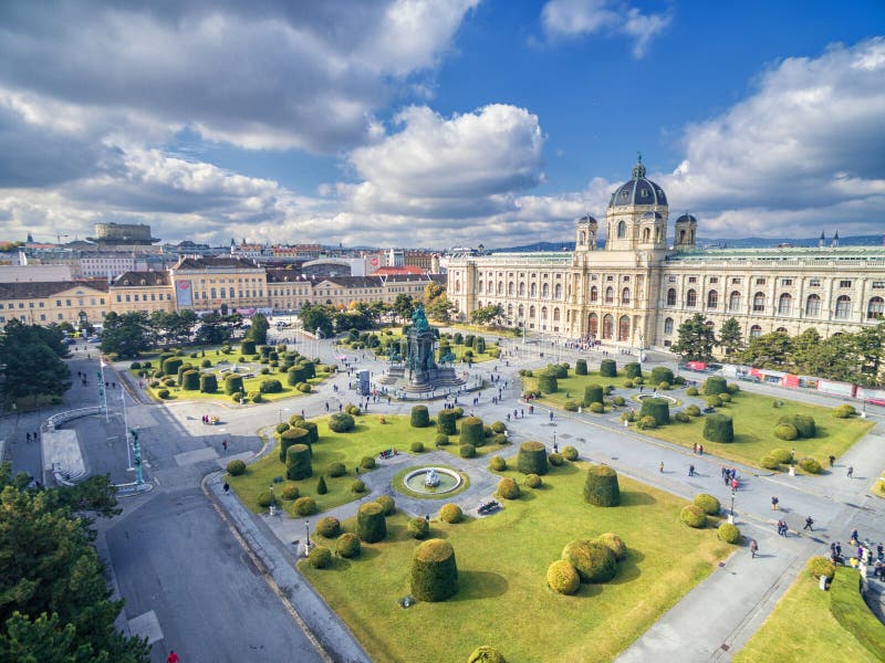 VIENNA, AUSTRIA - OCTOBER 07, 2016: Museum of Natural History and Maria Theresien Platz. Large public square in Vienna, Austria stock images VIENNA, AUSTRIA - OCTOBER 07, 2016: Museum of Natural History and Maria Theresien Platz. Large public square in Vienna, Austria stock images