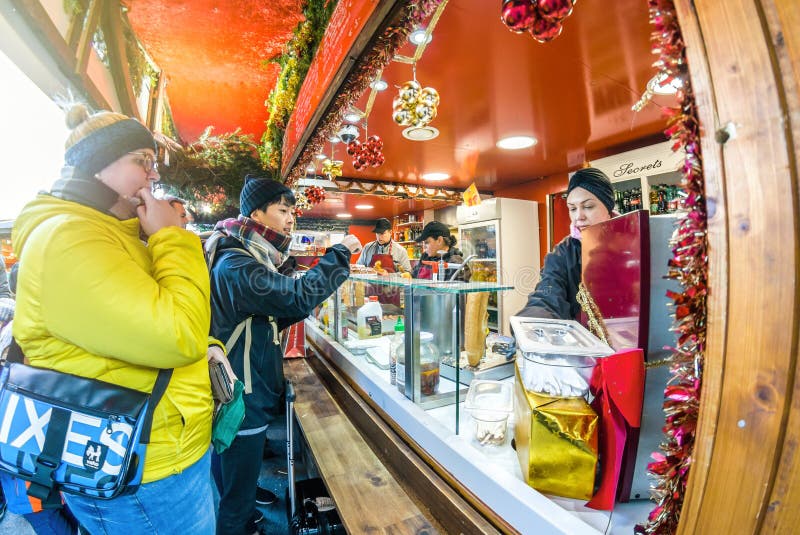 Vienna l'Austria 26 dicembre 2018: Ospiti al supporto del mercato di Natale di Vienna Christkindlmarkt davanti ad una vendita del fotografie stock Vienna l'Austria 26 dicembre 2018: Ospiti al supporto del mercato di Natale di Vienna Christkindlmarkt davanti ad una vendita del fotografie stock
