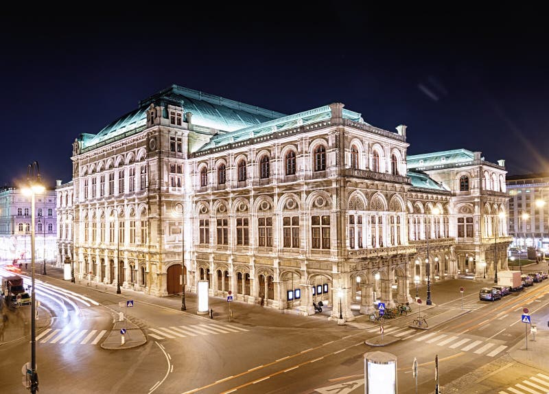 Vienna& x27 ; s énoncent le théatre de l'opéra la nuit, Autriche photos libres de droits Vienna& x27 ; s énoncent le théatre de l'opéra la nuit, Autriche photos libres de droits