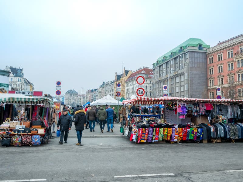 VIENNE, AUTRICHE - FÉVRIER 2018 : Naschmarkt est marché aux puces le week-end du marché de les plus populaires à Vienne, Autriche photos stock VIENNE, AUTRICHE - FÉVRIER 2018 : Naschmarkt est marché aux puces le week-end du marché de les plus populaires à Vienne, Autriche photos stock