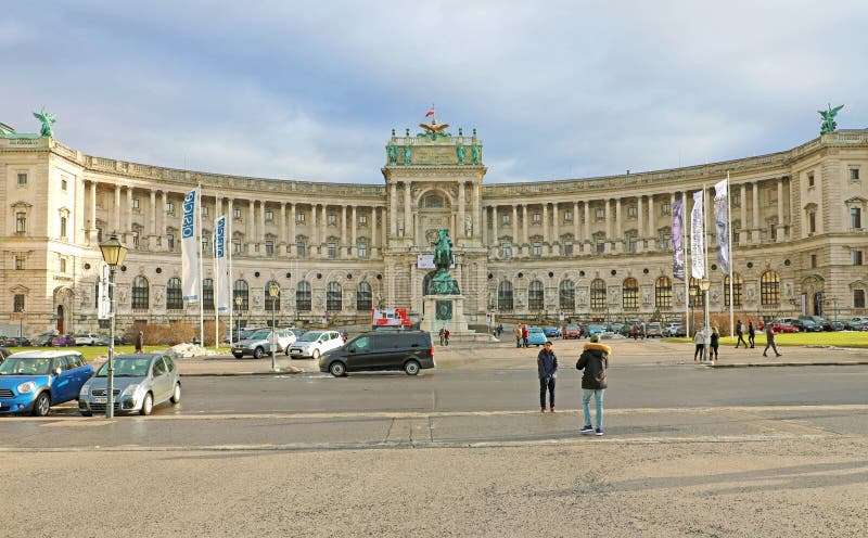 VIENNE, AUTRICHE - 9 JANVIER 2019 : le Hofburg est le palais impérial dans la place de Heldenplatz au centre de Vienne, Autriche images libres de droits VIENNE, AUTRICHE - 9 JANVIER 2019 : le Hofburg est le palais impérial dans la place de Heldenplatz au centre de Vienne, Autriche images libres de droits