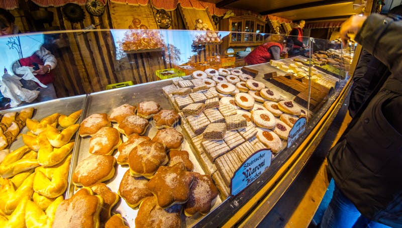 Vienne Autriche le 26 décembre 2018 : Visiteurs au support du marché de Noël de Vienne Christkindlmarkt devant une vente de suppo photographie stock libre de droits Vienne Autriche le 26 décembre 2018 : Visiteurs au support du marché de Noël de Vienne Christkindlmarkt devant une vente de suppo photographie stock libre de droits