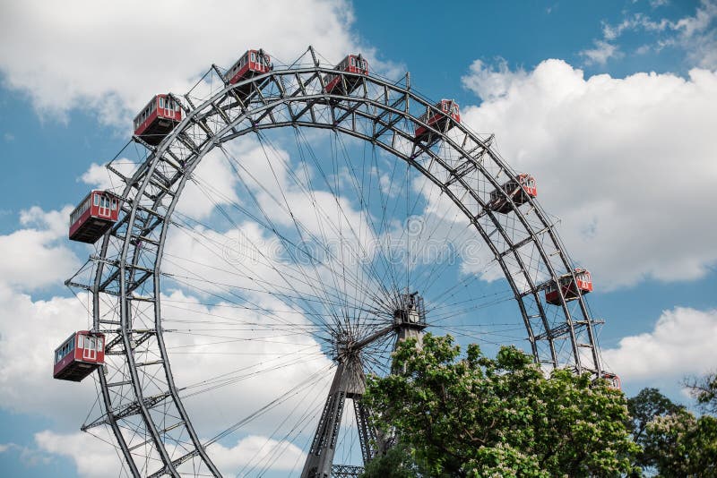 Vienne, Autriche le 5 juin 2018 : Ferris Wheel célèbre de parc de Vienne Prater a appelé Wurstelprater photographie stock libre de droits Vienne, Autriche le 5 juin 2018 : Ferris Wheel célèbre de parc de Vienne Prater a appelé Wurstelprater photographie stock libre de droits