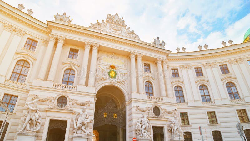 Vienne, Autriche Palais de Hofburg vu de Michaelerplatz, site historique d'empire du Habsbourg Façade extérieure impériale au cen images stock Vienne, Autriche Palais de Hofburg vu de Michaelerplatz, site historique d'empire du Habsbourg Façade extérieure impériale au cen images stock