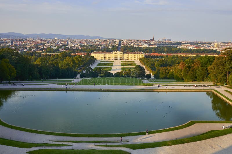 Vienne, Autriche - 25 septembre 2013 : Palais et jardins de Schonbrunn L'ancienne résidence impériale d'été Le palais est un de T photographie stock Vienne, Autriche - 25 septembre 2013 : Palais et jardins de Schonbrunn L'ancienne résidence impériale d'été Le palais est un de T photographie stock