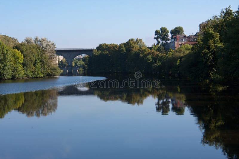 Vienne flod i Limoges, Frankrike royaltyfria bilder Vienne flod i Limoges, Frankrike royaltyfria bilder
