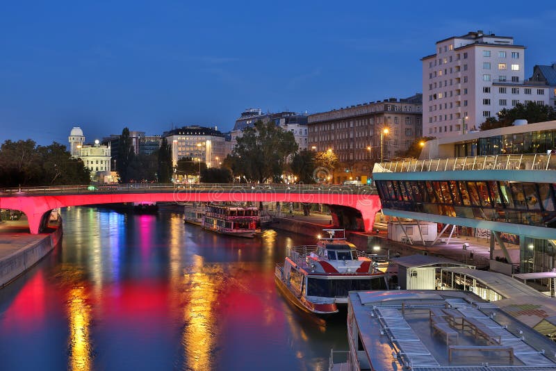 Vienne la nuit image stock. Image du capital, danube 48073439