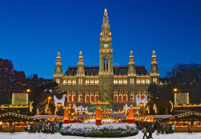 Viedenský Vianočný trh s obrie Adventný veniec v prednej časti krásnom meste hall.