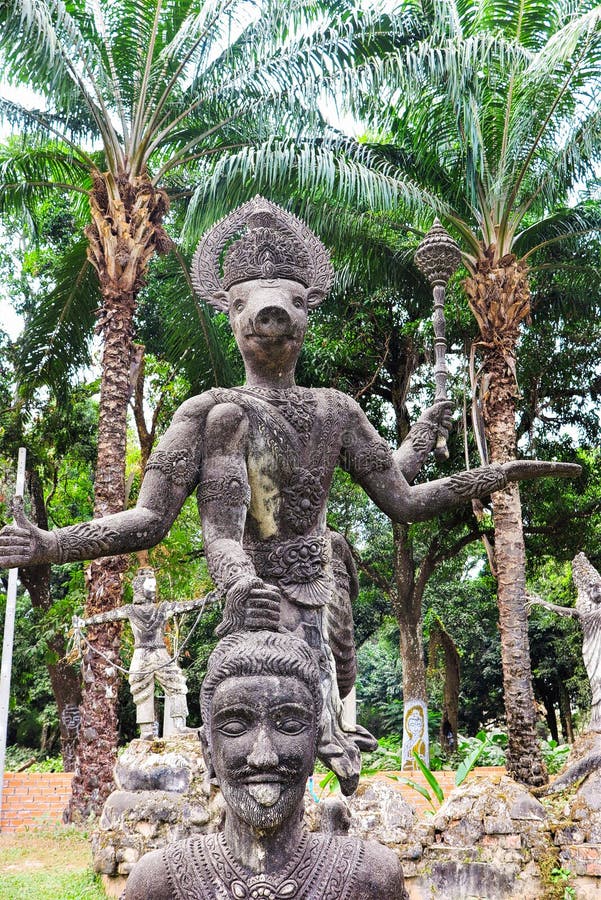 VIENTIANE, ΛΑΟΣ - 26 ΔΕΚΕΜΒΡΊΟΥ 2017: Άποψη σχετικά με τα αρχαία γλυπτά στο πάρκο του Βούδα στοκ εικόνες VIENTIANE, ΛΑΟΣ - 26 ΔΕΚΕΜΒΡΊΟΥ 2017: Άποψη σχετικά με τα αρχαία γλυπτά στο πάρκο του Βούδα στοκ εικόνες